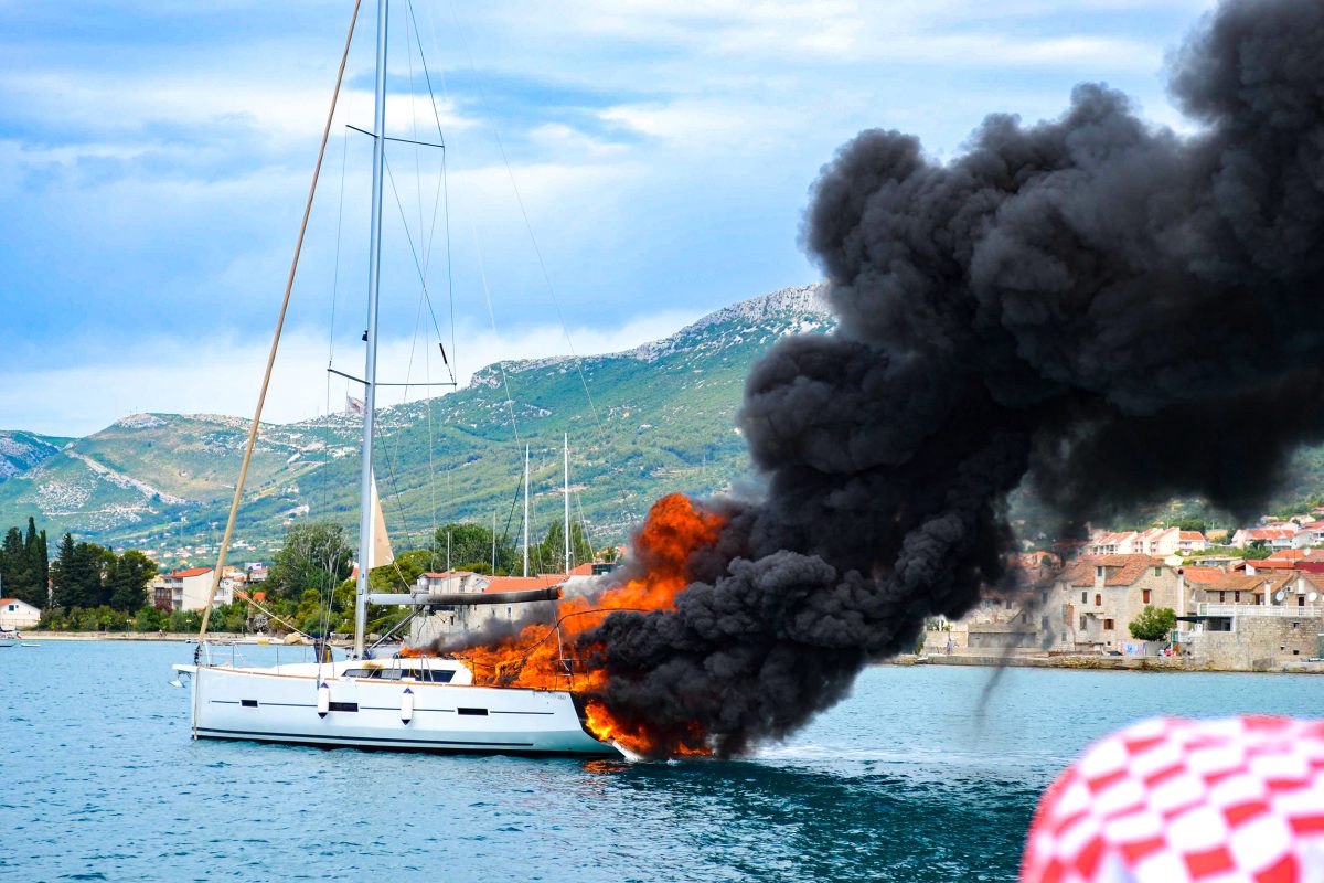 Fire on board, prevention and extinguishing: the article on TuttoBarche